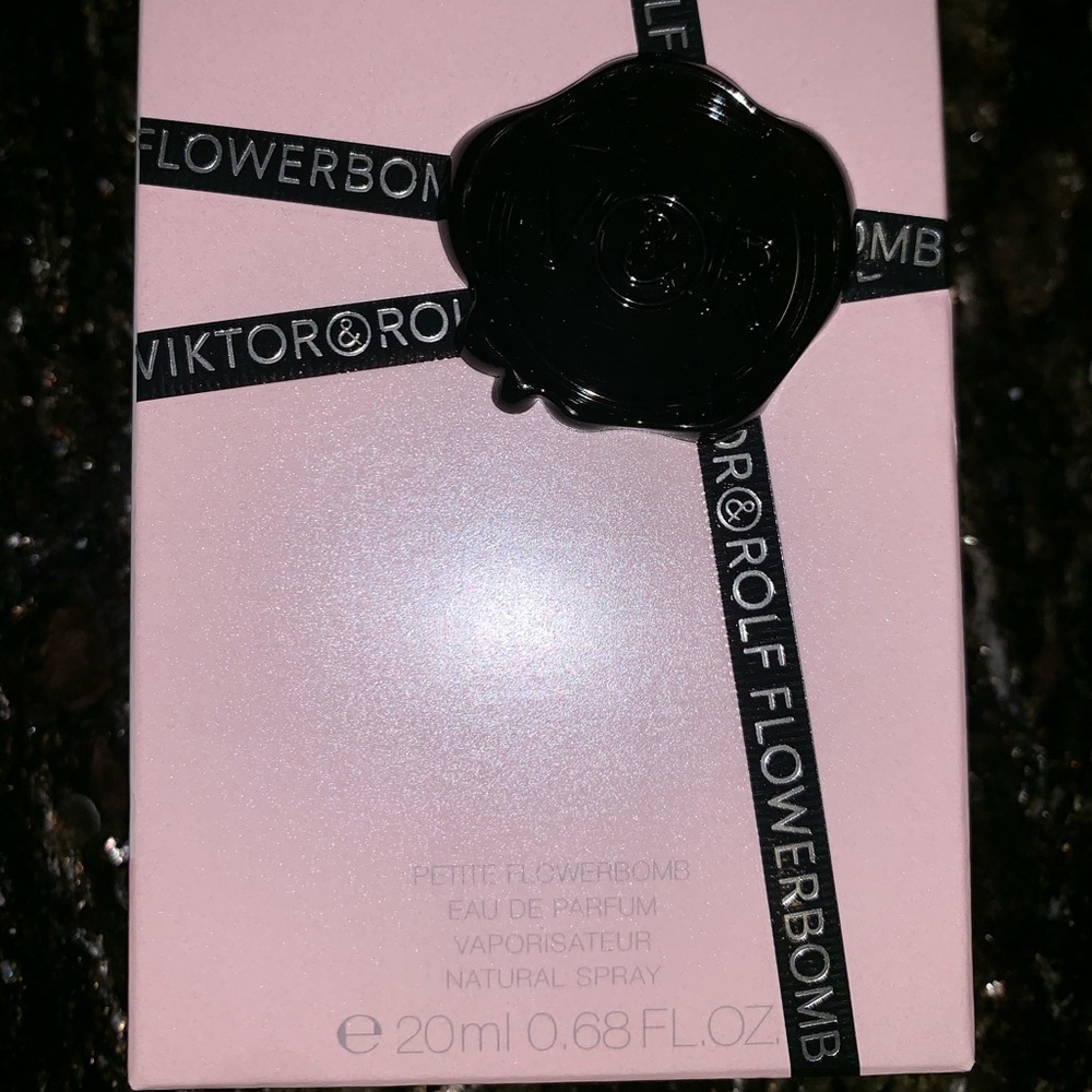 Flowerbomb viktor & Rolf 0.68 oz NWOT!